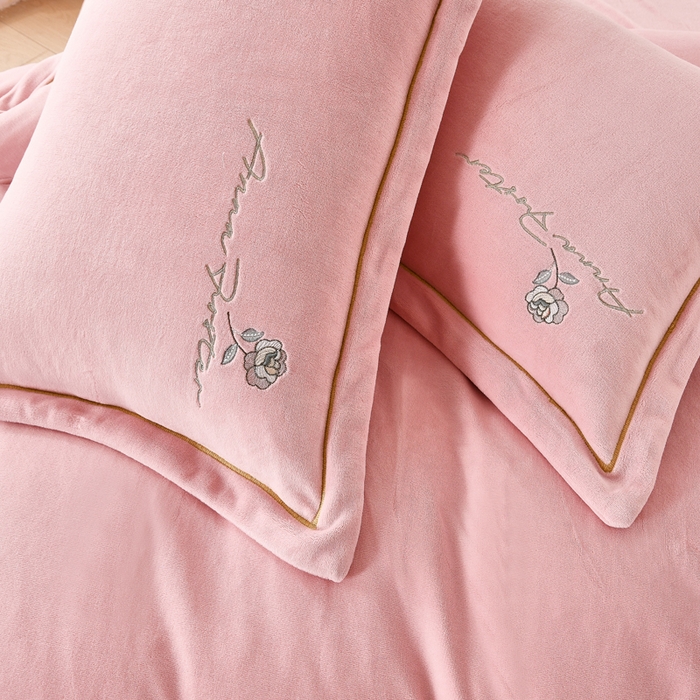 91家纺网 家纺一手货源 找家纺 慕克斯家纺 2025新款高克重全工艺牛奶绒宽边刺绣四件套卡希尔系列 卡希尔-桃粉