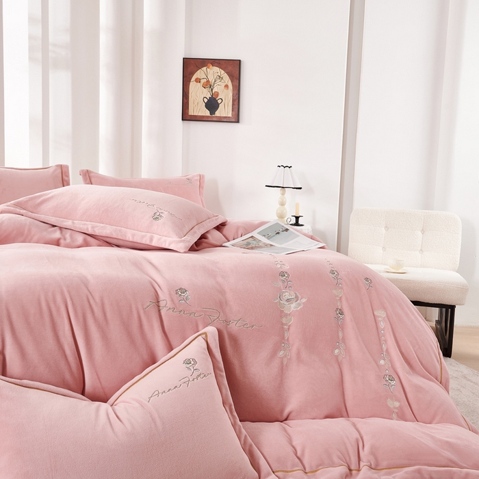 91家纺网 家纺一手货源 找家纺 慕克斯家纺 2025新款高克重全工艺牛奶绒宽边刺绣四件套卡希尔系列 卡希尔-桃粉