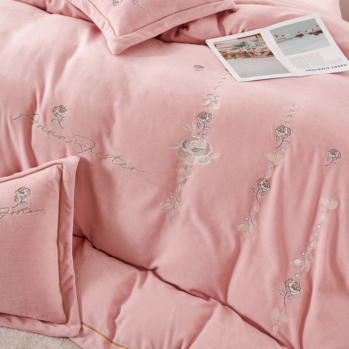 91家纺网 家纺一手货源 找家纺 慕克斯家纺 2025新款高克重全工艺牛奶绒宽边刺绣四件套卡希尔系列 卡希尔-桃粉