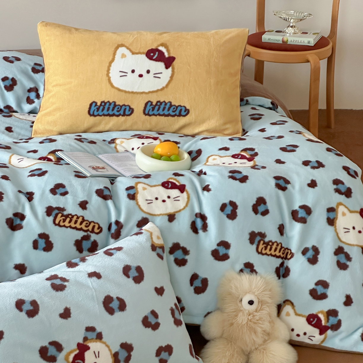 91家纺网 家纺一手货源 找家纺 （总）桃子家居 2025新款A类ins数码印花枕混搭复古时尚卡通加厚牛奶系列四件套