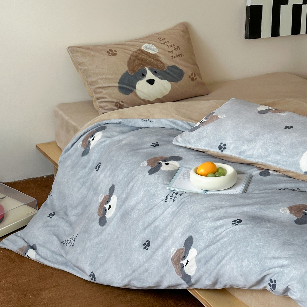 91家纺网 家纺一手货源 找家纺 桃子家居 2025新款A类ins数码印花枕混搭复古时尚卡通加厚牛奶系列四件套 绒-混搭冬日狗