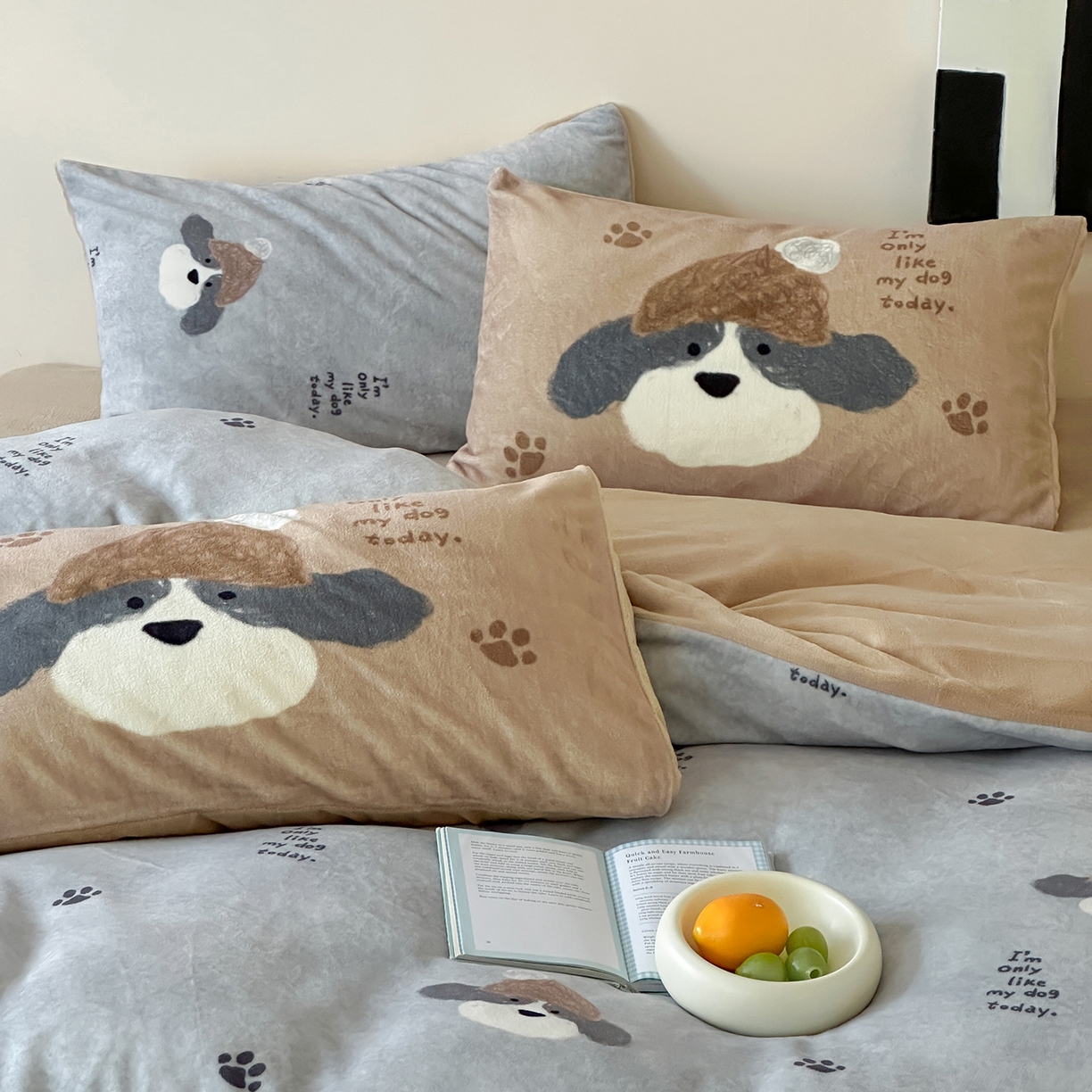 91家纺网 家纺一手货源 找家纺 桃子家居 2025新款A类ins数码印花枕混搭复古时尚卡通加厚牛奶系列四件套 绒-混搭冬日狗