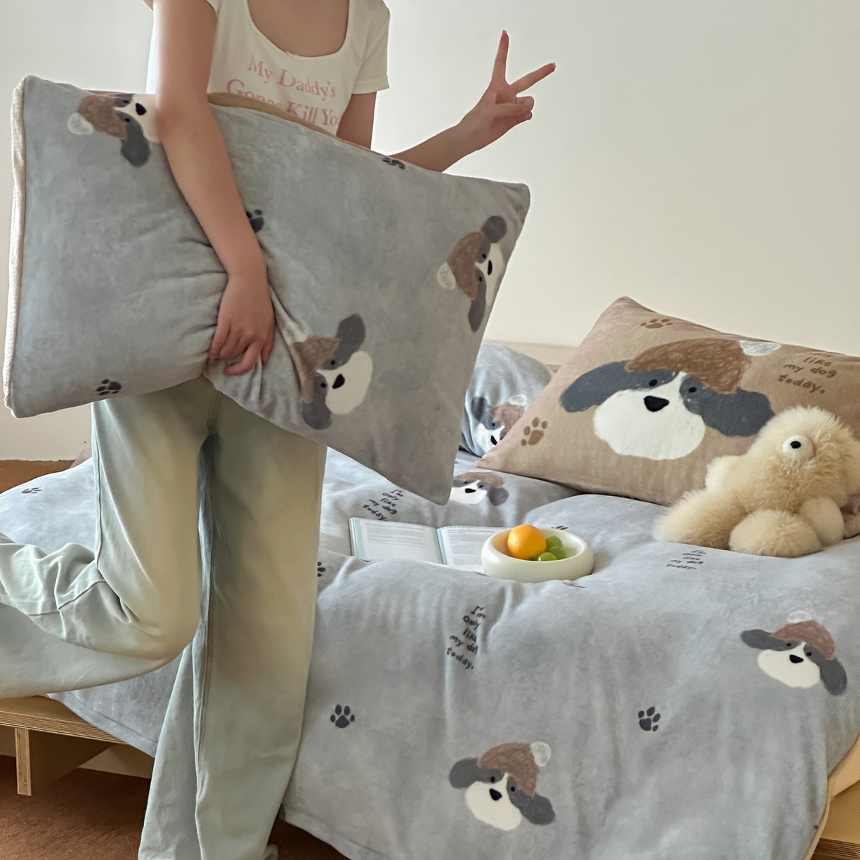 91家纺网 家纺一手货源 找家纺 桃子家居 2025新款A类ins数码印花枕混搭复古时尚卡通加厚牛奶系列四件套 绒-混搭冬日狗