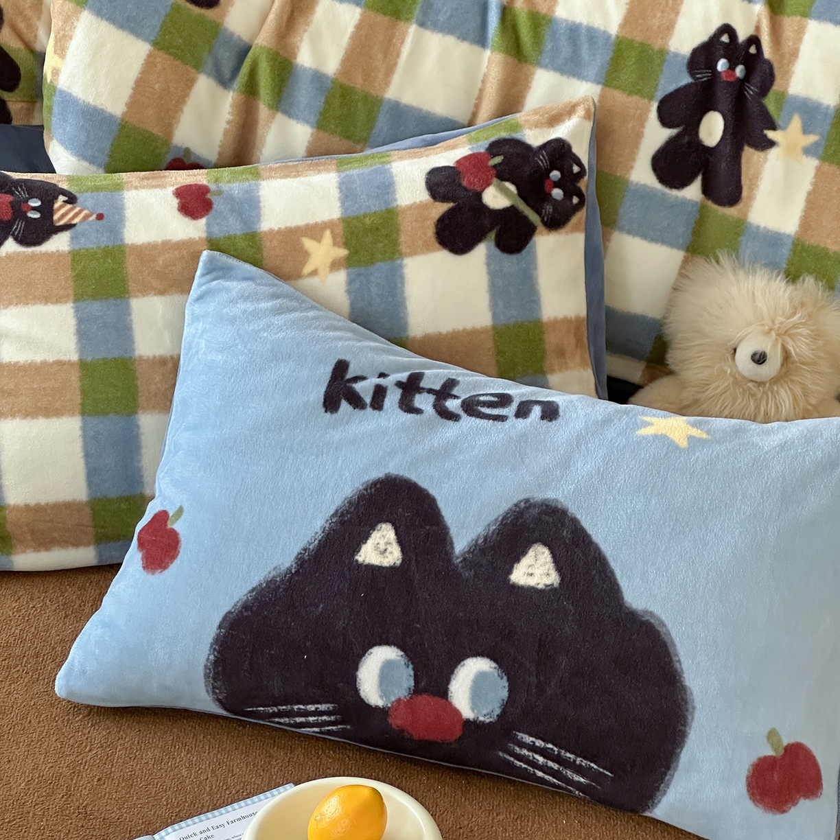 91家纺网 家纺一手货源 找家纺 桃子家居 2025新款A类ins数码印花枕混搭复古时尚卡通加厚牛奶系列四件套 绒-混搭哈曼猫