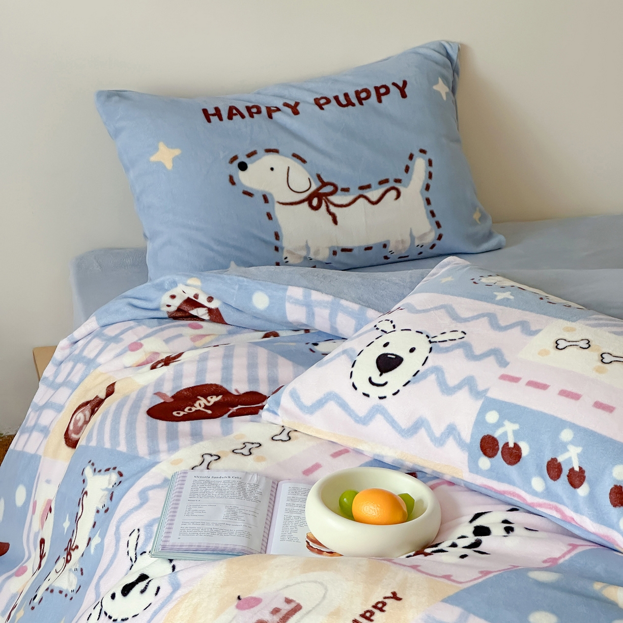 91家纺网 家纺一手货源 找家纺 桃子家居 2025新款A类ins数码印花枕混搭复古时尚卡通加厚牛奶系列四件套 绒-混搭蜡笔画