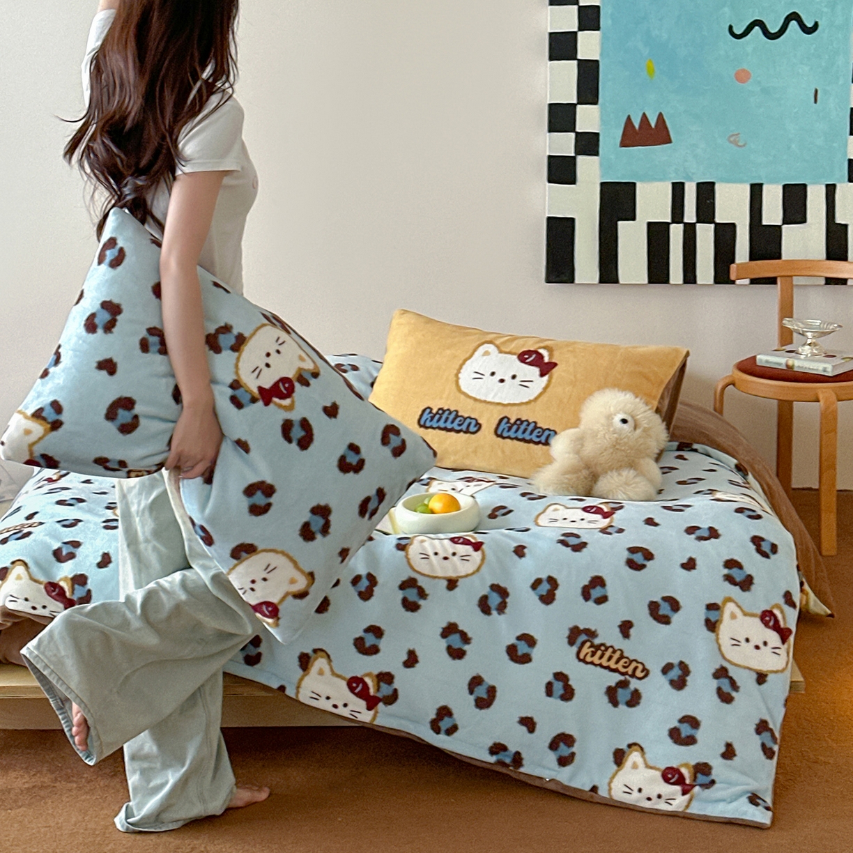 91家纺网 家纺一手货源 找家纺 桃子家居 2025新款A类ins数码印花枕混搭复古时尚卡通加厚牛奶系列四件套 绒-混搭豹纹喵蓝