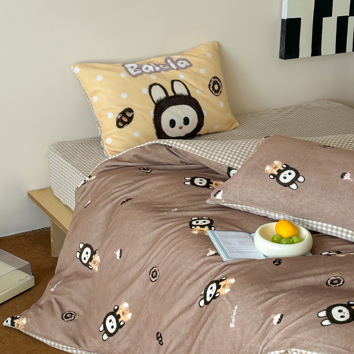 91家纺网 家纺一手货源 找家纺 桃子家居 2025新款A类ins数码印花枕混搭复古时尚卡通加厚牛奶系列四件套 绒-混搭拉蒙咖