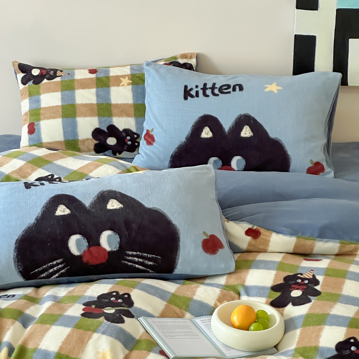 91家纺网 家纺一手货源 找家纺 桃子家居 2025新款A类ins数码印花枕混搭复古时尚卡通加厚牛奶系列四件套 绒-混搭哈曼猫