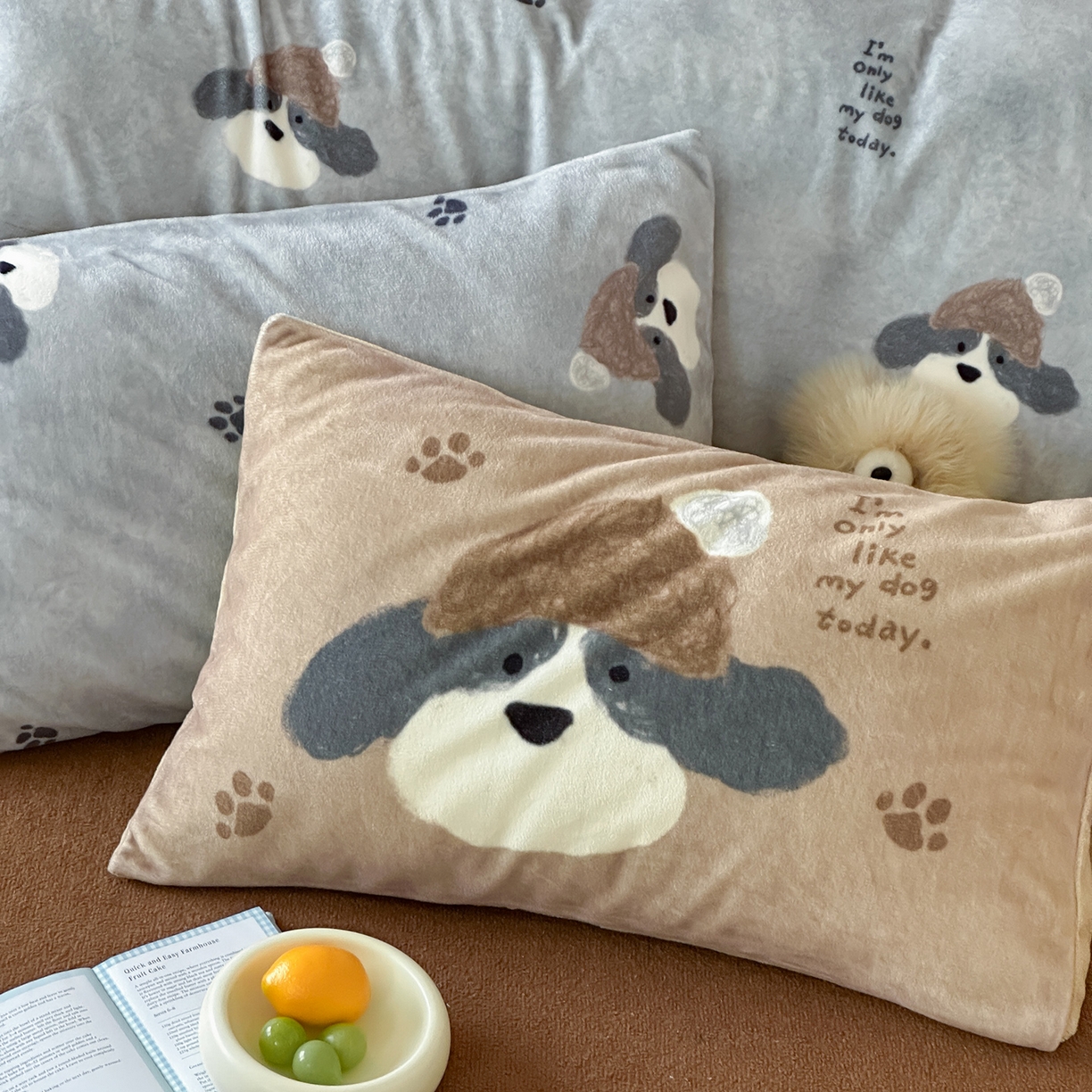 91家纺网 家纺一手货源 找家纺 桃子家居 2025新款A类ins数码印花枕混搭复古时尚卡通加厚牛奶系列四件套 绒-混搭冬日狗