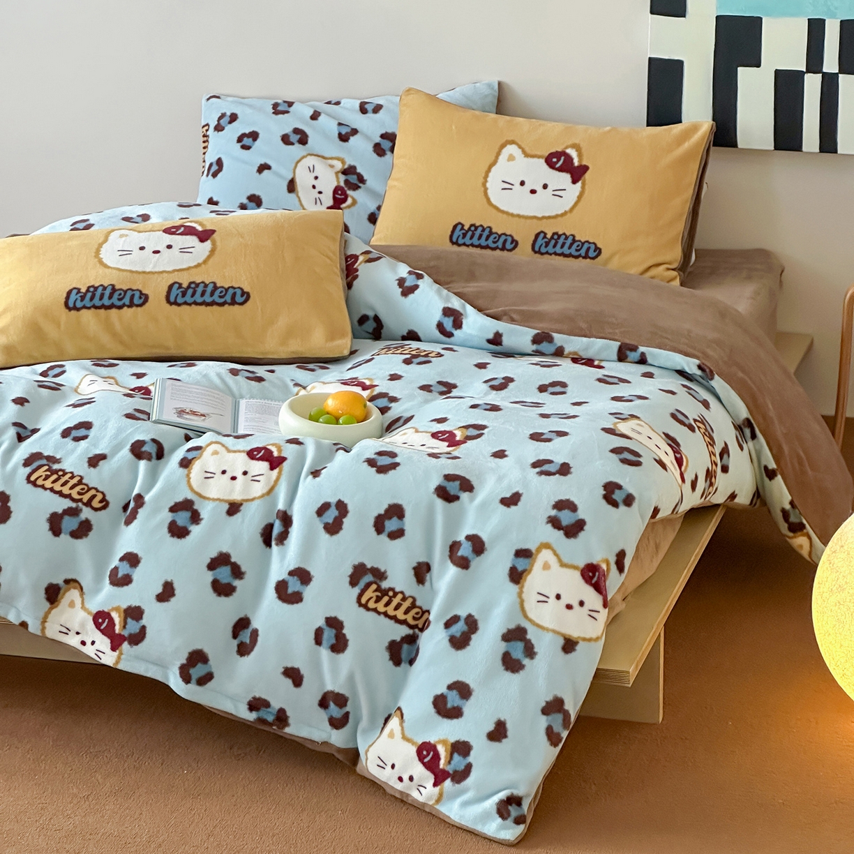 91家纺网 家纺一手货源 找家纺 （总）桃子家居 2025新款A类ins数码印花枕混搭复古时尚卡通加厚牛奶系列四件套