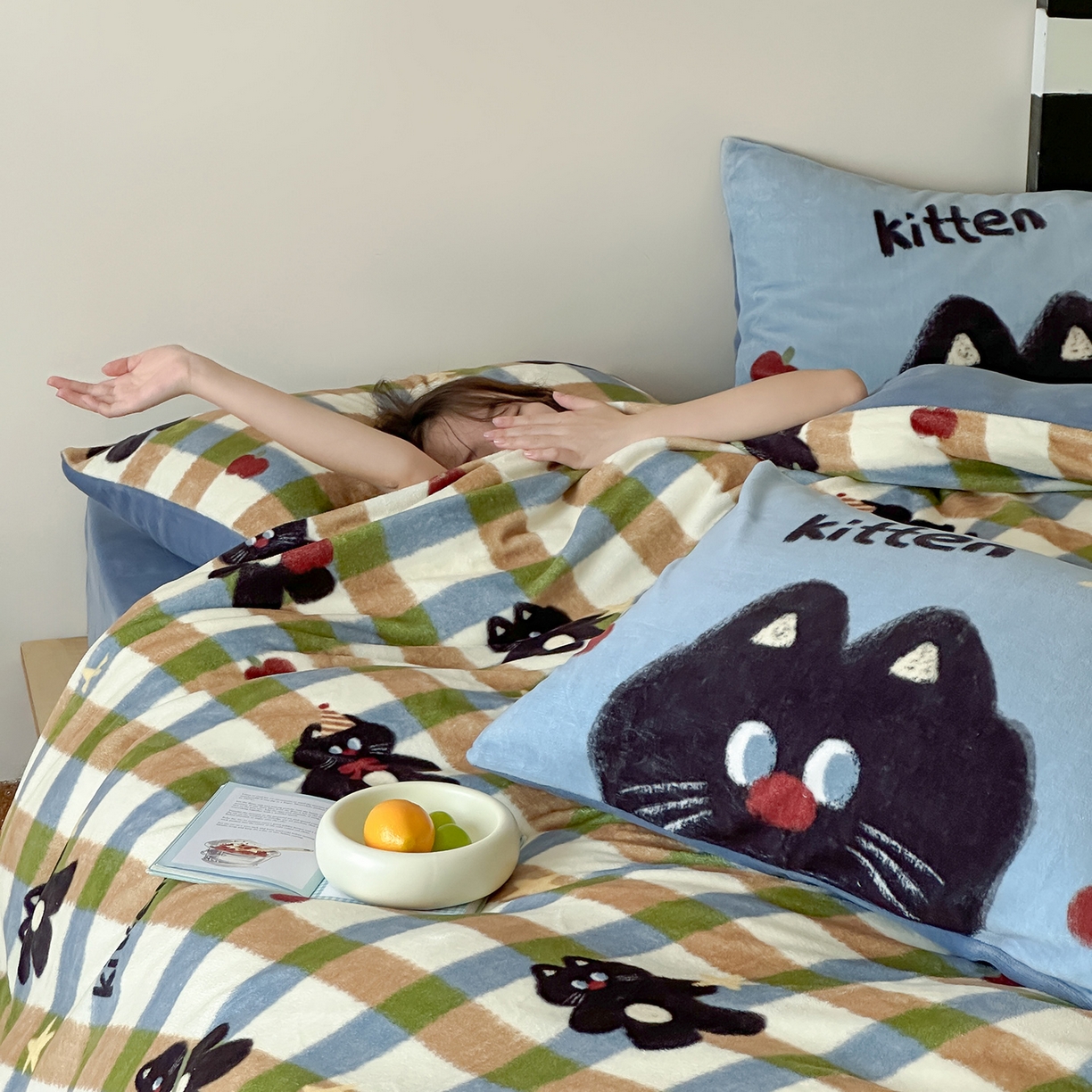 91家纺网 家纺一手货源 找家纺 桃子家居 2025新款A类ins数码印花枕混搭复古时尚卡通加厚牛奶系列四件套 绒-混搭哈曼猫