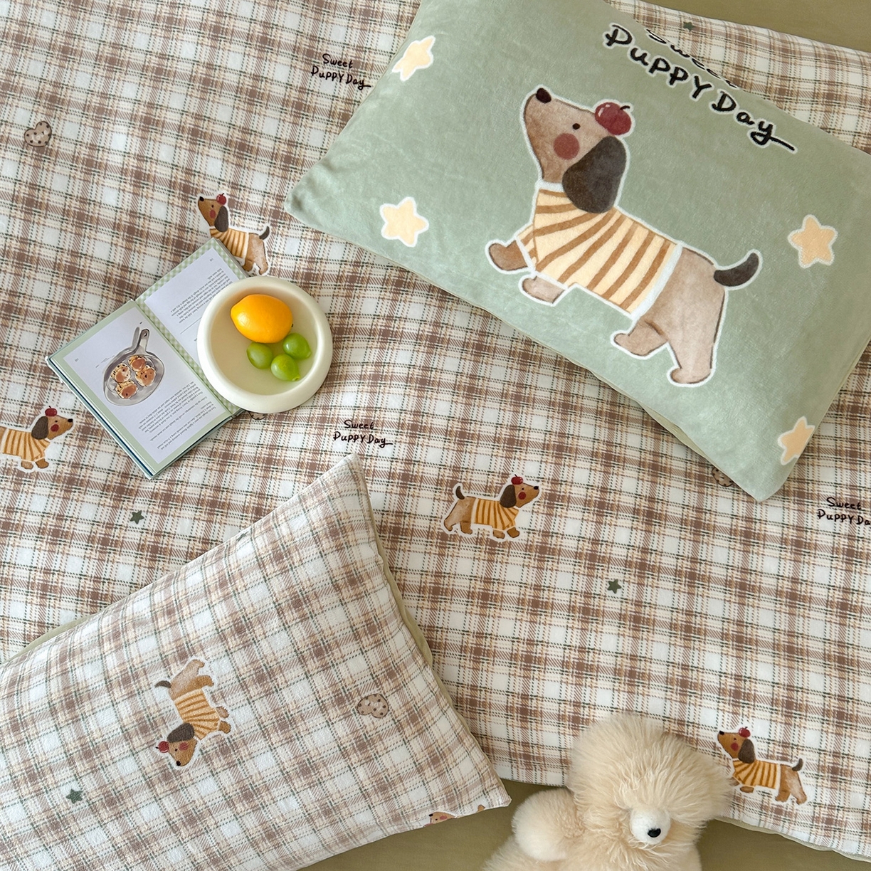 91家纺网 家纺一手货源 找家纺 桃子家居 2025新款A类ins数码印花枕混搭复古时尚卡通加厚牛奶系列四件套 绒-混搭童趣腊肠狗