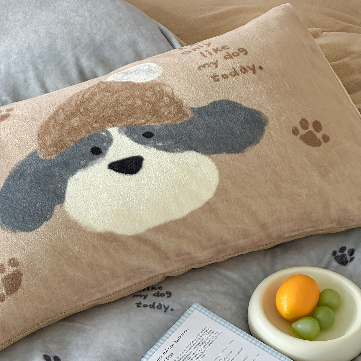 91家纺网 家纺一手货源 找家纺 桃子家居 2025新款A类ins数码印花枕混搭复古时尚卡通加厚牛奶系列四件套 绒-混搭冬日狗