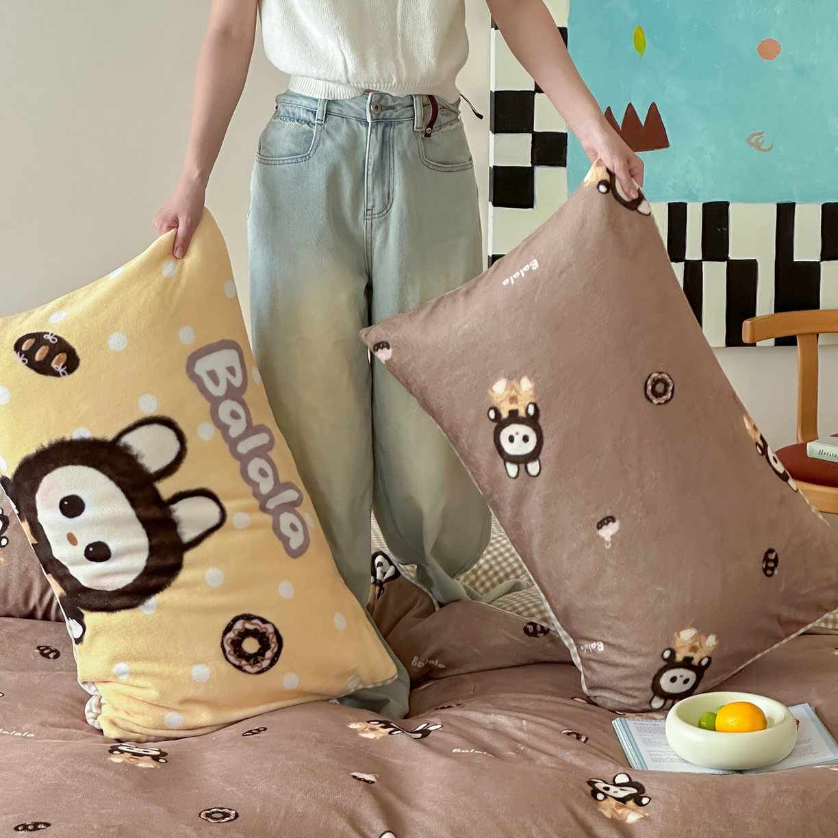 91家纺网 家纺一手货源 找家纺 桃子家居 2025新款A类ins数码印花枕混搭复古时尚卡通加厚牛奶系列四件套 绒-混搭拉蒙咖