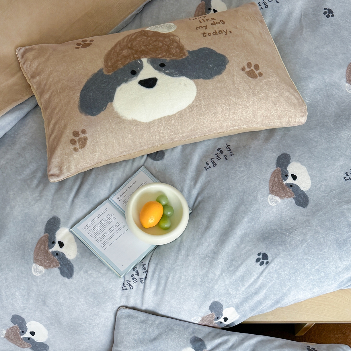 91家纺网 家纺一手货源 找家纺 桃子家居 2025新款A类ins数码印花枕混搭复古时尚卡通加厚牛奶系列四件套 绒-混搭冬日狗