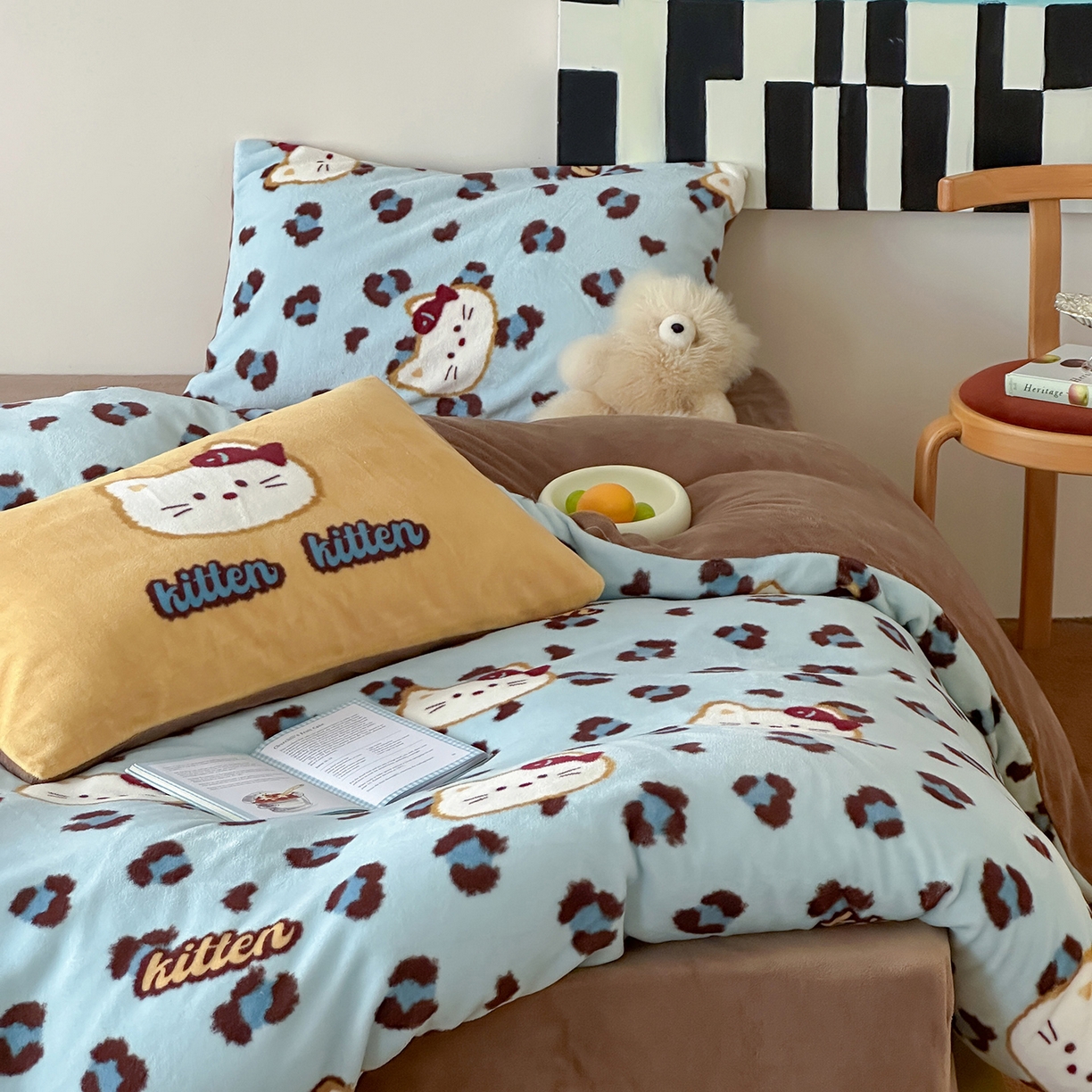 91家纺网 家纺一手货源 找家纺 （总）桃子家居 2025新款A类ins数码印花枕混搭复古时尚卡通加厚牛奶系列四件套