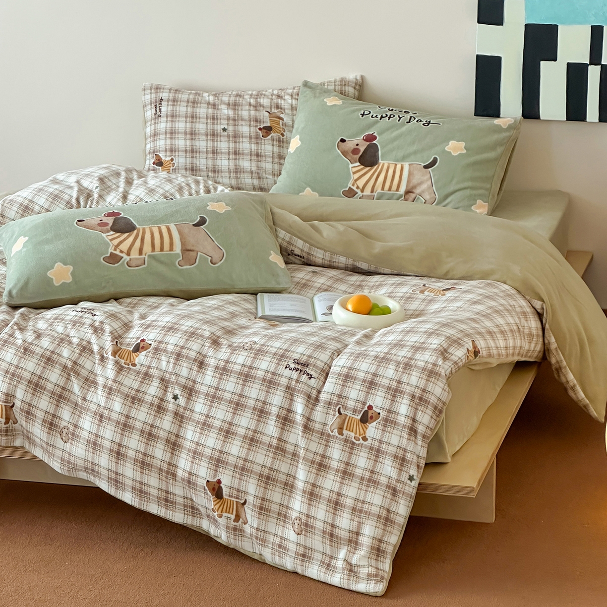 91家纺网 家纺一手货源 找家纺 桃子家居 2025新款A类ins数码印花枕混搭复古时尚卡通加厚牛奶系列四件套 绒-混搭童趣腊肠狗