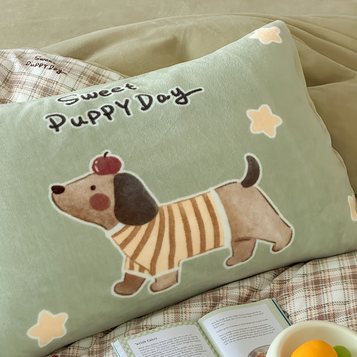 91家纺网 家纺一手货源 找家纺 桃子家居 2025新款A类ins数码印花枕混搭复古时尚卡通加厚牛奶系列四件套 绒-混搭童趣腊肠狗