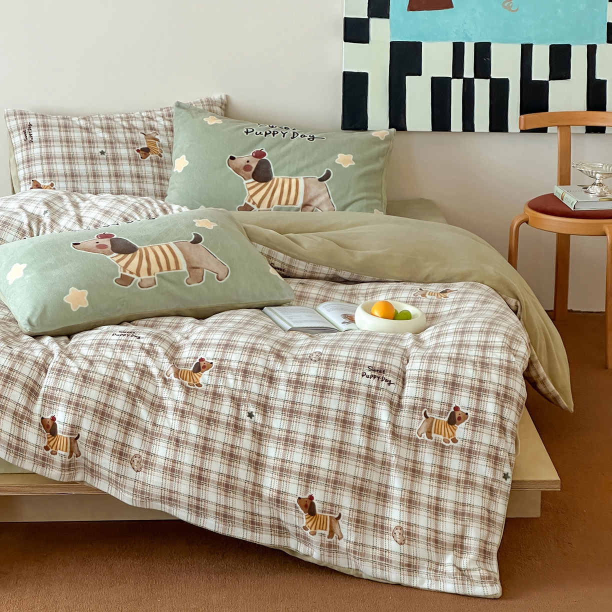 91家纺网 家纺一手货源 找家纺 桃子家居 2025新款A类ins数码印花枕混搭复古时尚卡通加厚牛奶系列四件套 绒-混搭童趣腊肠狗