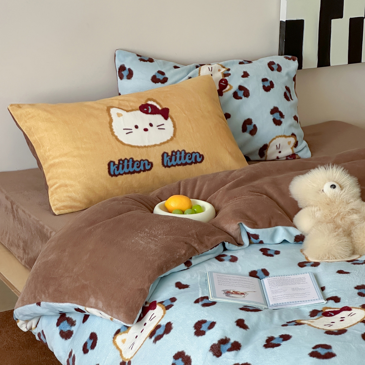 91家纺网 家纺一手货源 找家纺 （总）桃子家居 2025新款A类ins数码印花枕混搭复古时尚卡通加厚牛奶系列四件套