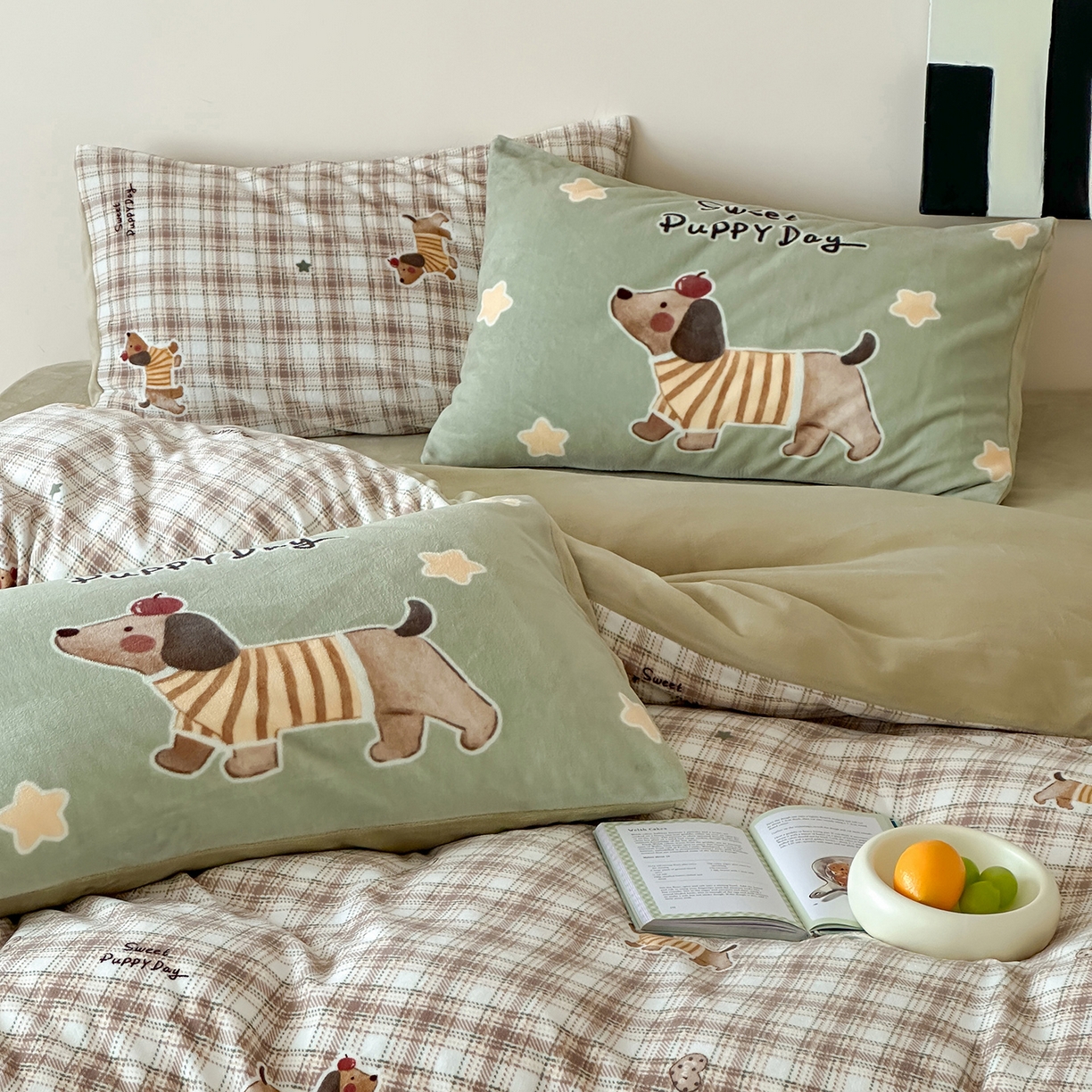 91家纺网 家纺一手货源 找家纺 桃子家居 2025新款A类ins数码印花枕混搭复古时尚卡通加厚牛奶系列四件套 绒-混搭童趣腊肠狗