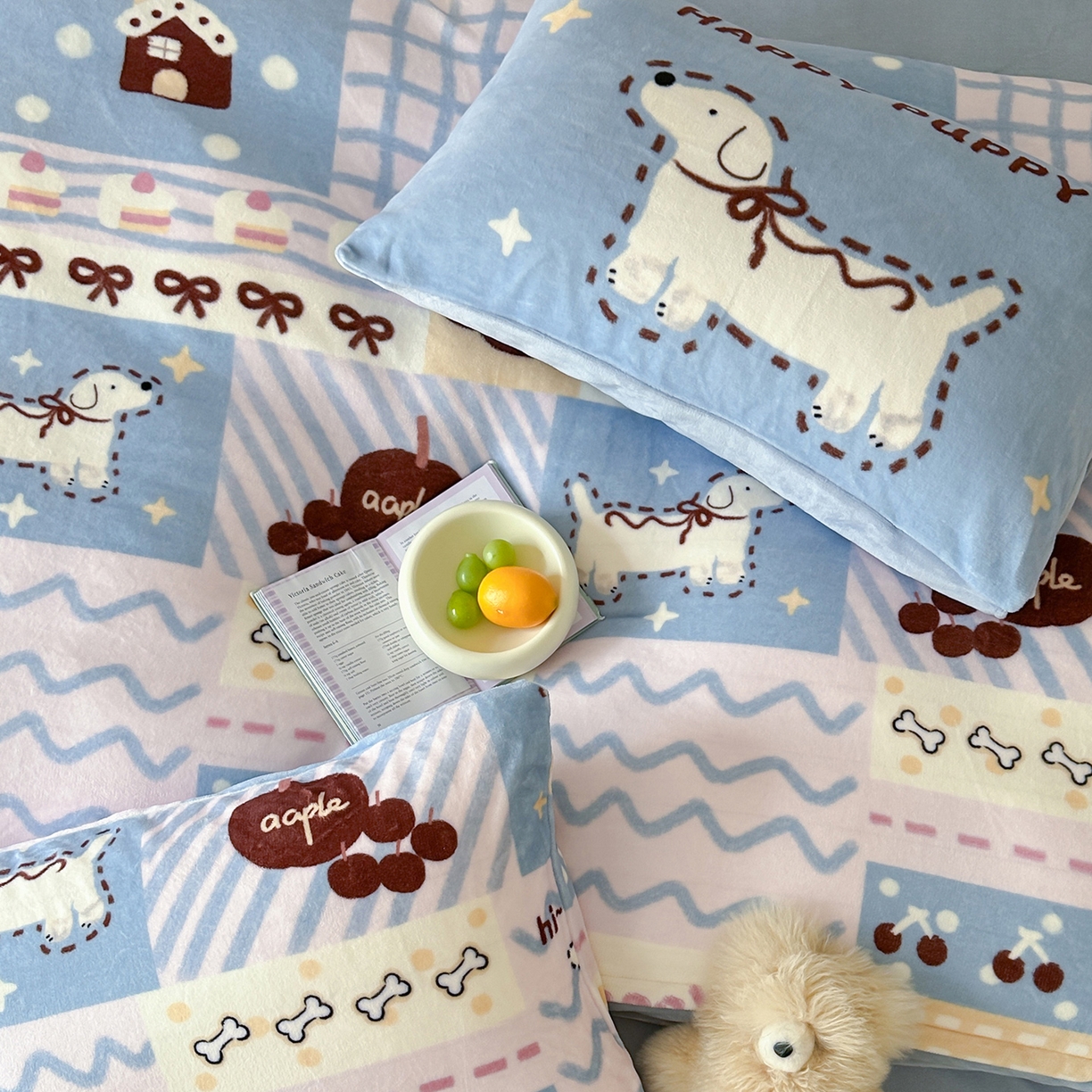 91家纺网 家纺一手货源 找家纺 桃子家居 2025新款A类ins数码印花枕混搭复古时尚卡通加厚牛奶系列四件套 绒-混搭蜡笔画