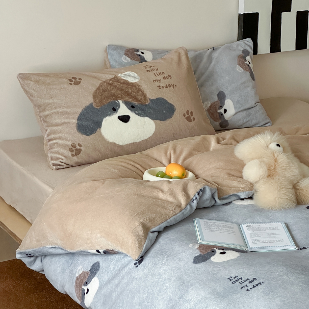 91家纺网 家纺一手货源 找家纺 桃子家居 2025新款A类ins数码印花枕混搭复古时尚卡通加厚牛奶系列四件套 绒-混搭冬日狗