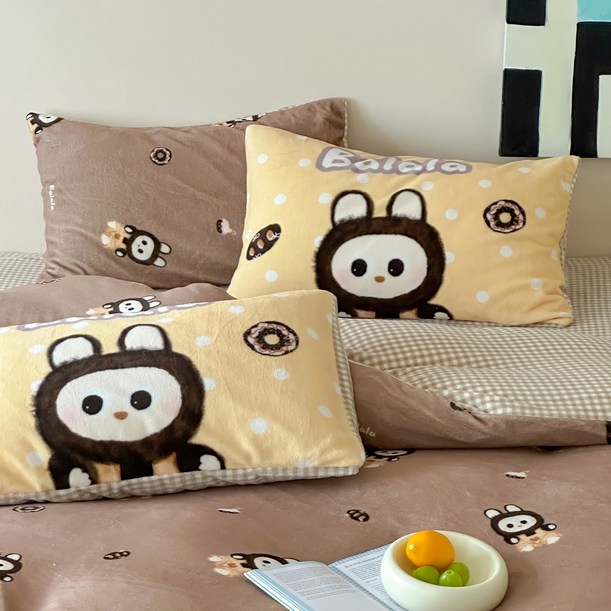 91家纺网 家纺一手货源 找家纺 桃子家居 2025新款A类ins数码印花枕混搭复古时尚卡通加厚牛奶系列四件套 绒-混搭拉蒙咖