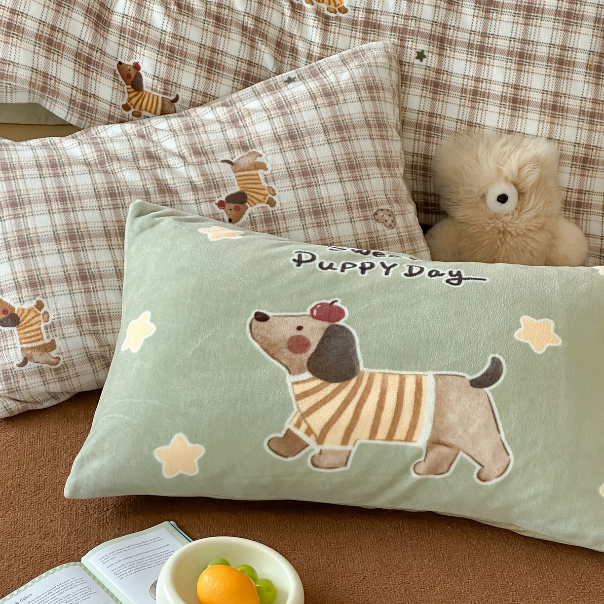 91家纺网 家纺一手货源 找家纺 桃子家居 2025新款A类ins数码印花枕混搭复古时尚卡通加厚牛奶系列四件套 绒-混搭童趣腊肠狗