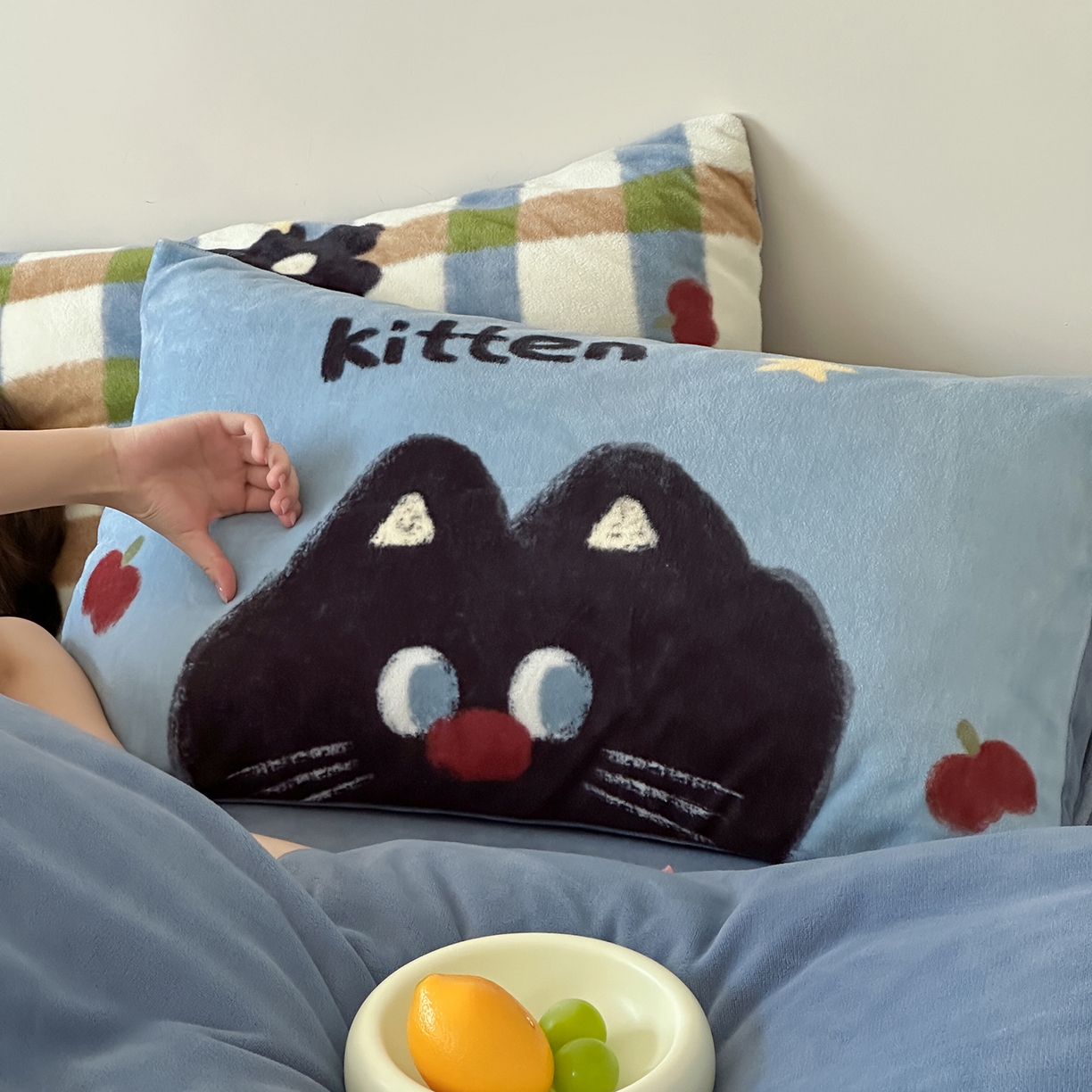 91家纺网 家纺一手货源 找家纺 桃子家居 2025新款A类ins数码印花枕混搭复古时尚卡通加厚牛奶系列四件套 绒-混搭哈曼猫