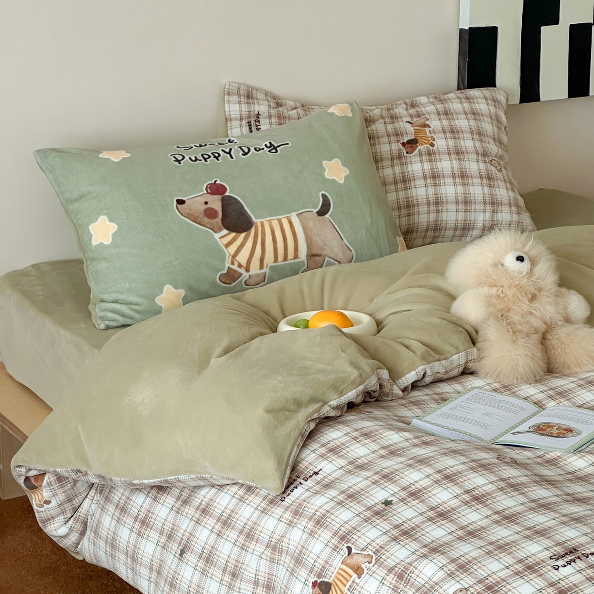 91家纺网 家纺一手货源 找家纺 桃子家居 2025新款A类ins数码印花枕混搭复古时尚卡通加厚牛奶系列四件套 绒-混搭童趣腊肠狗