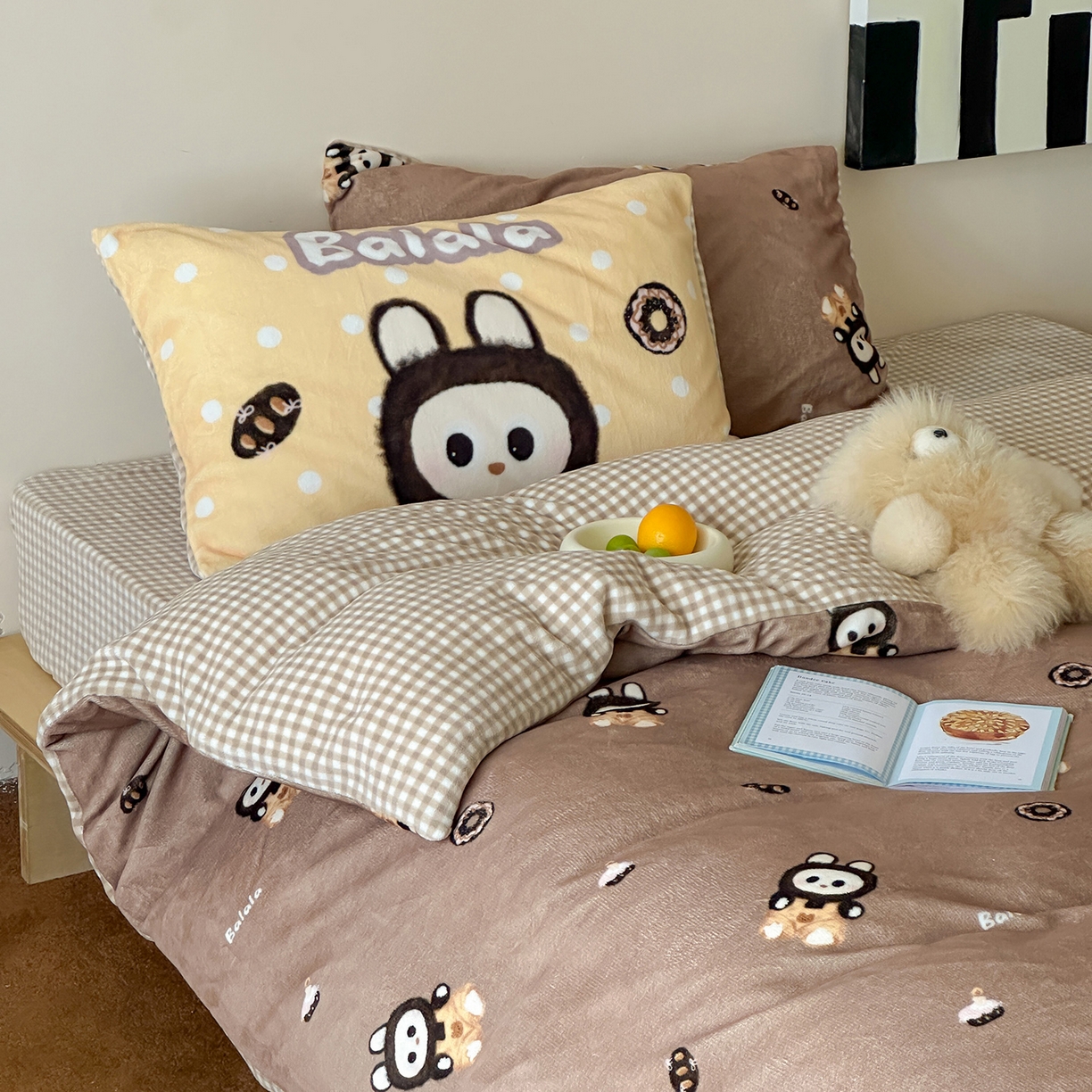 91家纺网 家纺一手货源 找家纺 桃子家居 2025新款A类ins数码印花枕混搭复古时尚卡通加厚牛奶系列四件套 绒-混搭拉蒙咖