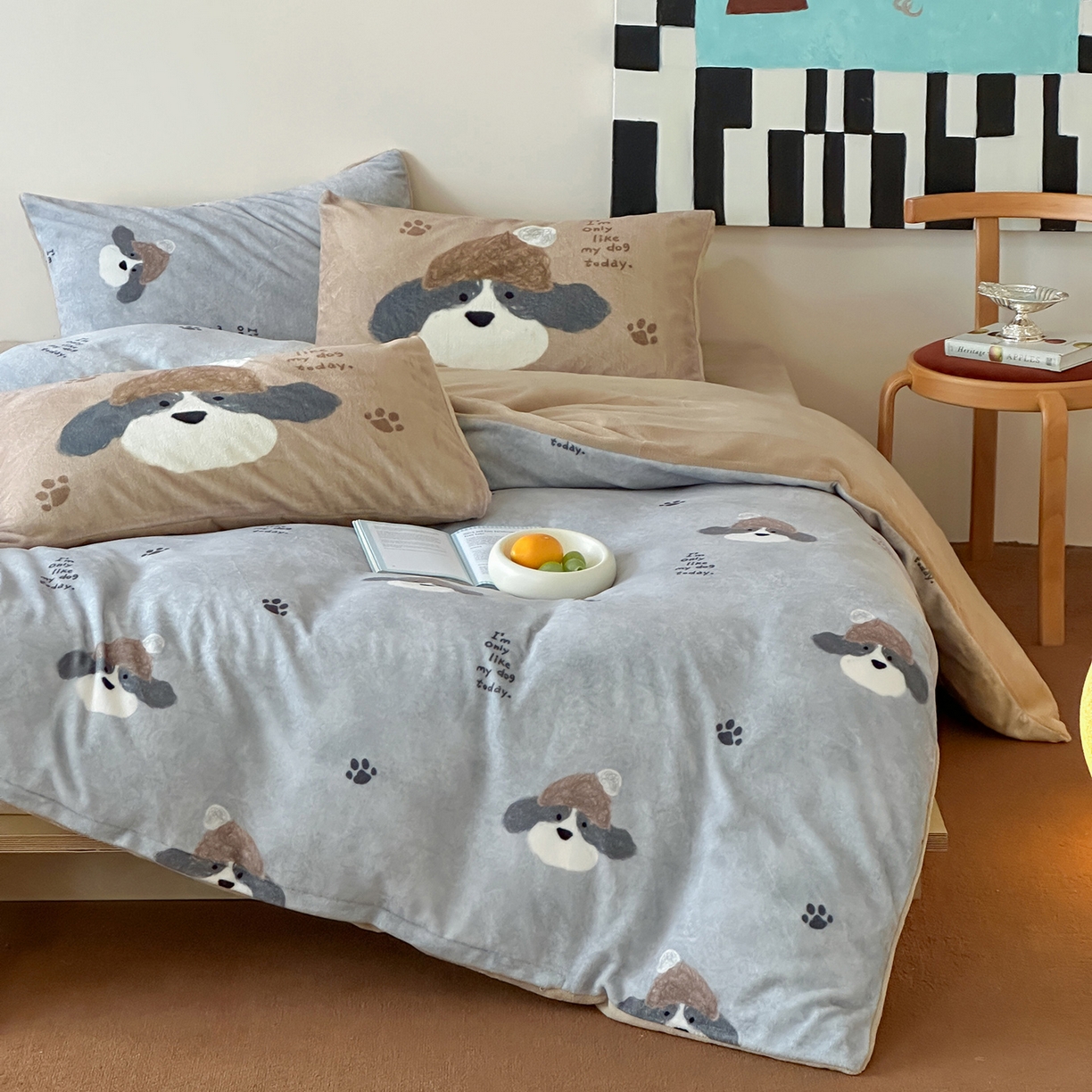 91家纺网 家纺一手货源 找家纺 桃子家居 2025新款A类ins数码印花枕混搭复古时尚卡通加厚牛奶系列四件套 绒-混搭冬日狗