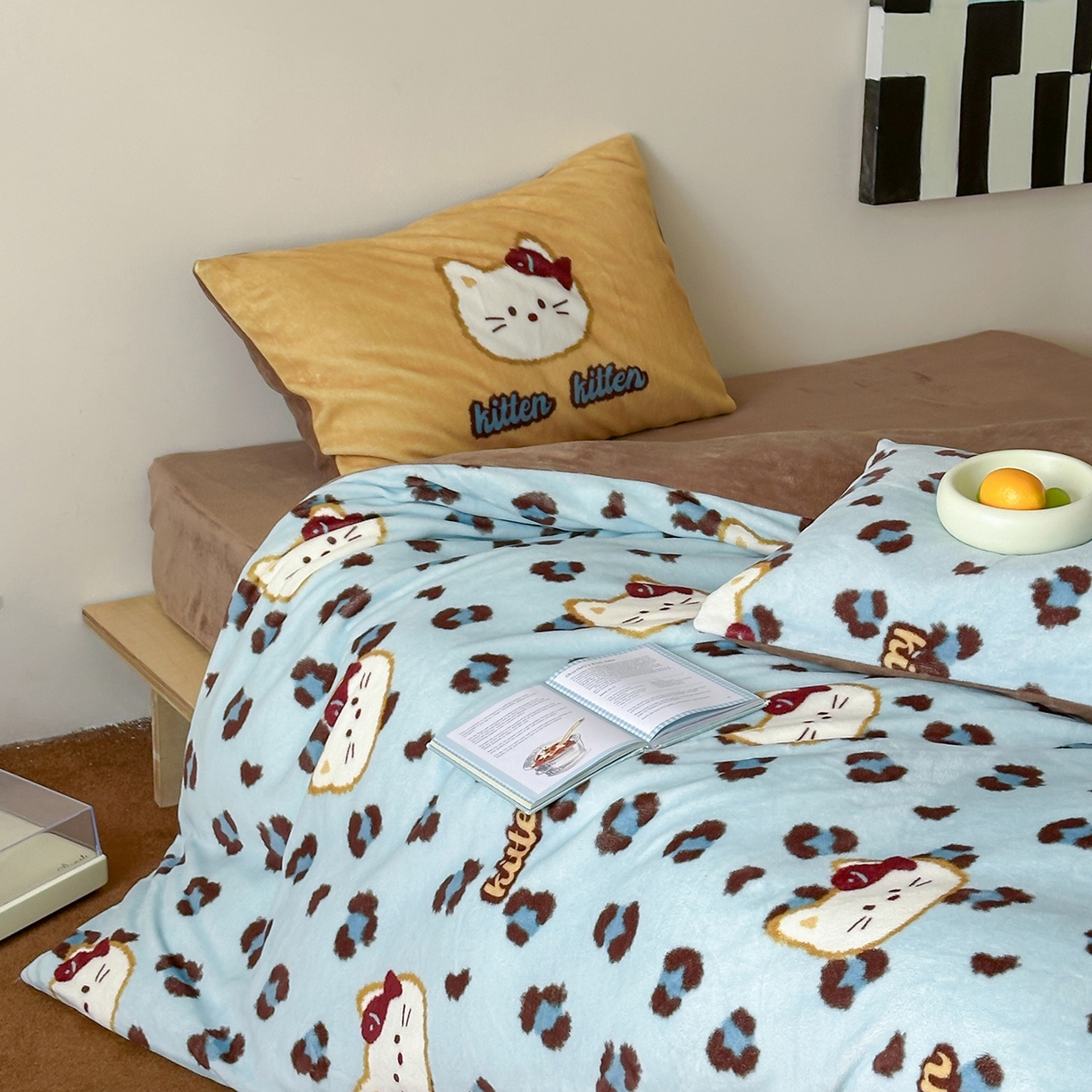 91家纺网 家纺一手货源 找家纺 桃子家居 2025新款A类ins数码印花枕混搭复古时尚卡通加厚牛奶系列四件套 绒-混搭豹纹喵蓝