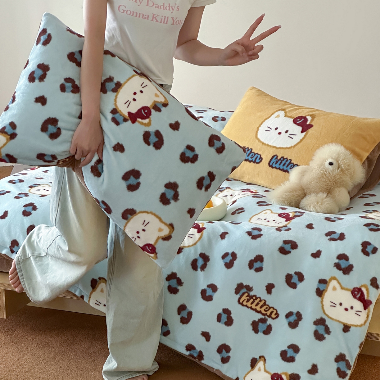 91家纺网 家纺一手货源 找家纺 桃子家居 2025新款A类ins数码印花枕混搭复古时尚卡通加厚牛奶系列四件套 绒-混搭豹纹喵蓝