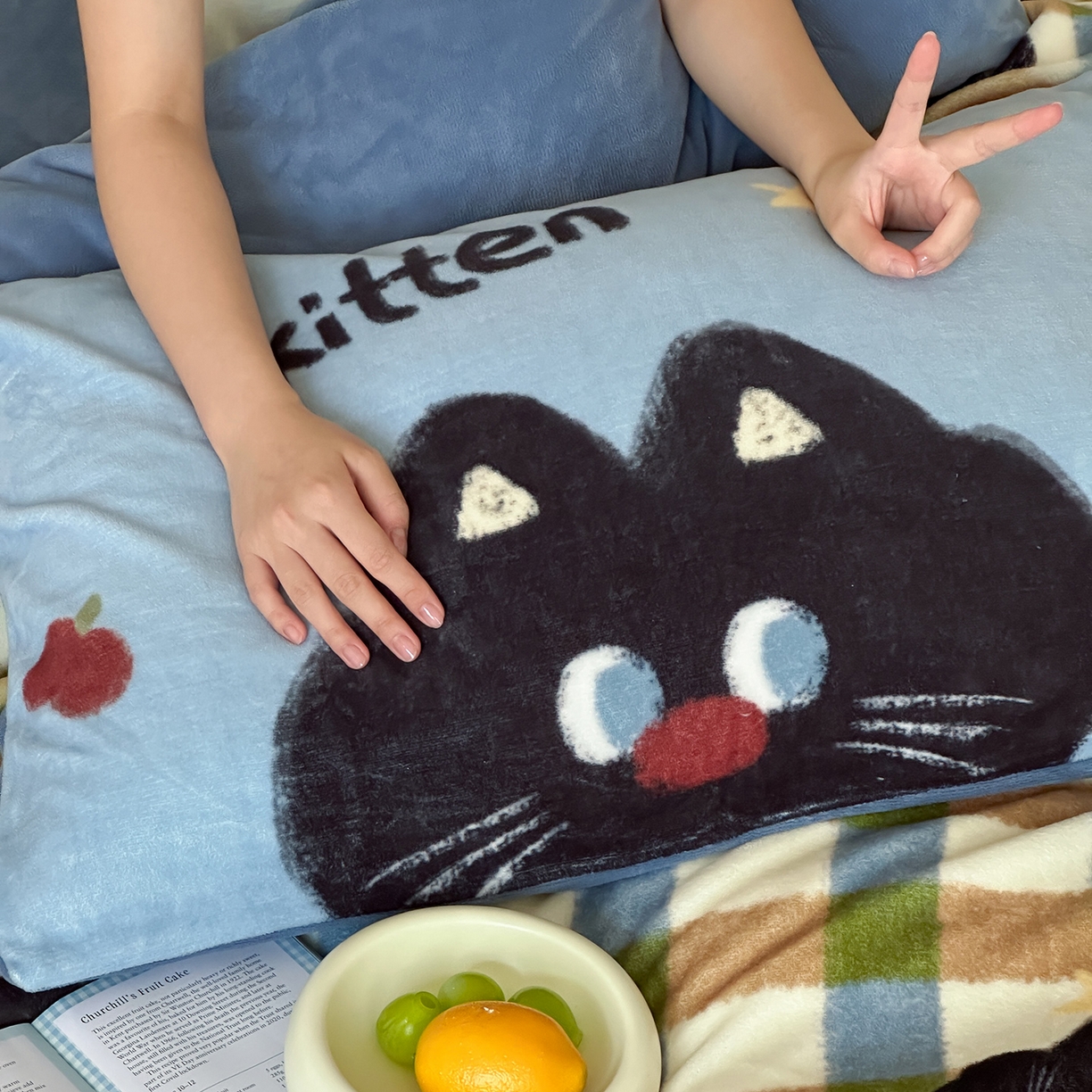 91家纺网 家纺一手货源 找家纺 桃子家居 2025新款A类ins数码印花枕混搭复古时尚卡通加厚牛奶系列四件套 绒-混搭哈曼猫