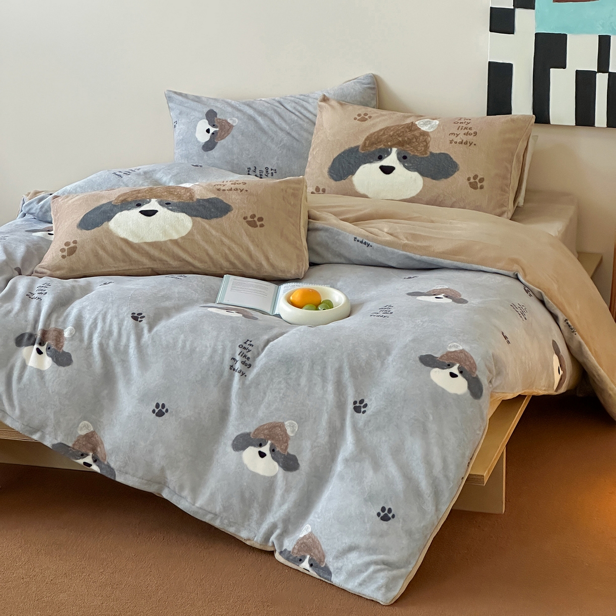 91家纺网 家纺一手货源 找家纺 桃子家居 2025新款A类ins数码印花枕混搭复古时尚卡通加厚牛奶系列四件套 绒-混搭冬日狗