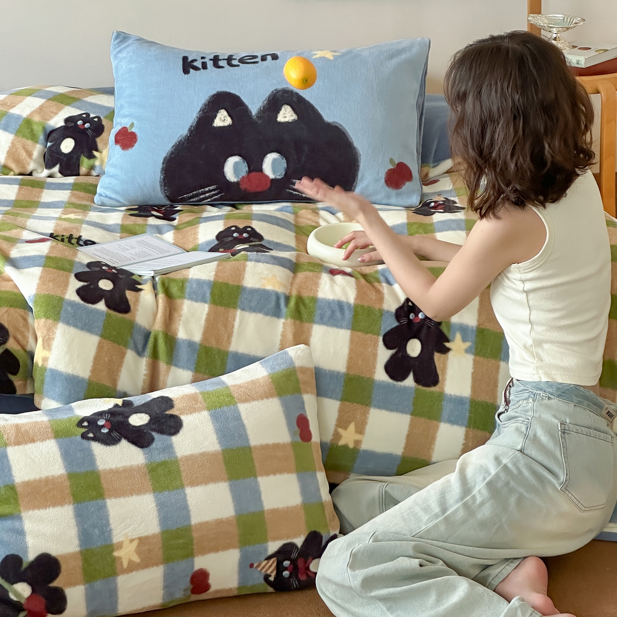 91家纺网 家纺一手货源 找家纺 桃子家居 2025新款A类ins数码印花枕混搭复古时尚卡通加厚牛奶系列四件套 绒-混搭哈曼猫