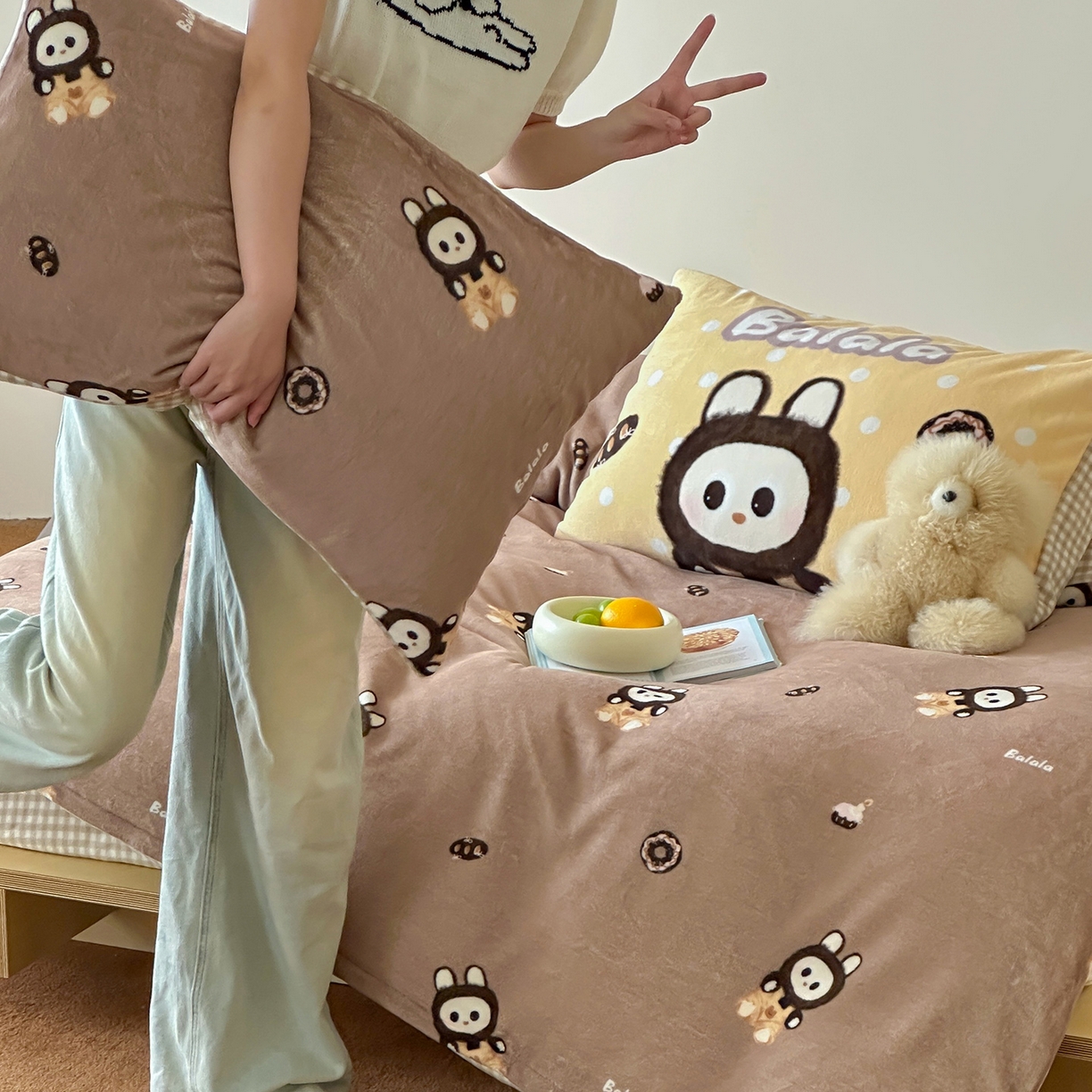 91家纺网 家纺一手货源 找家纺 桃子家居 2025新款A类ins数码印花枕混搭复古时尚卡通加厚牛奶系列四件套 绒-混搭拉蒙咖