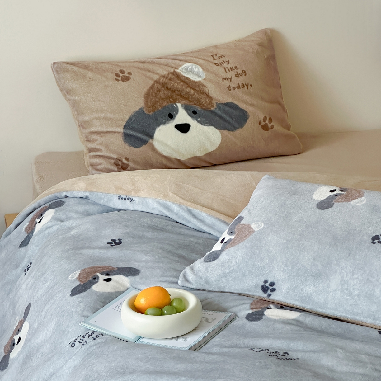 91家纺网 家纺一手货源 找家纺 桃子家居 2025新款A类ins数码印花枕混搭复古时尚卡通加厚牛奶系列四件套 绒-混搭冬日狗