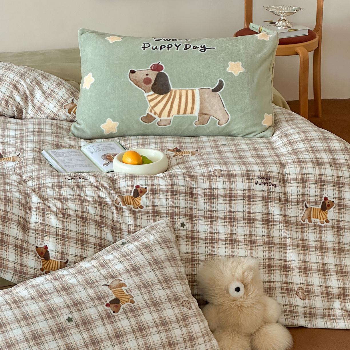 91家纺网 家纺一手货源 找家纺 桃子家居 2025新款A类ins数码印花枕混搭复古时尚卡通加厚牛奶系列四件套 绒-混搭童趣腊肠狗