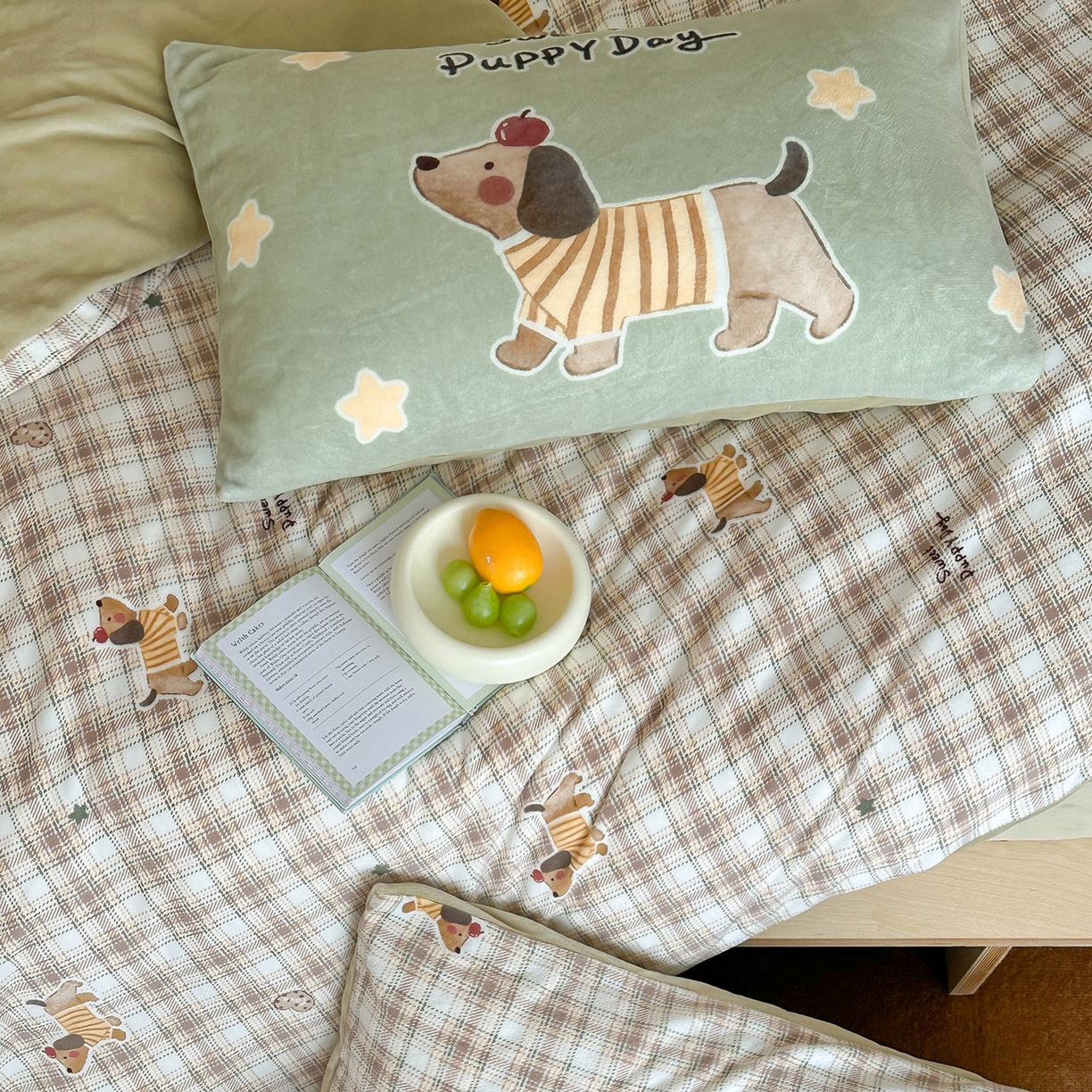 91家纺网 家纺一手货源 找家纺 桃子家居 2025新款A类ins数码印花枕混搭复古时尚卡通加厚牛奶系列四件套 绒-混搭童趣腊肠狗