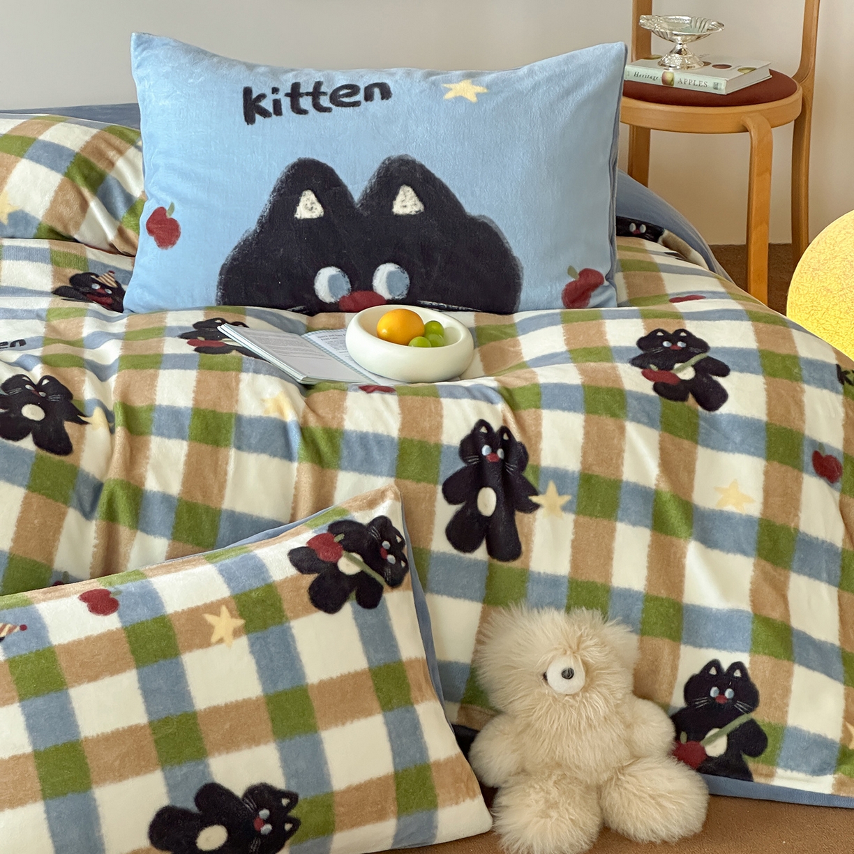 91家纺网 家纺一手货源 找家纺 桃子家居 2025新款A类ins数码印花枕混搭复古时尚卡通加厚牛奶系列四件套 绒-混搭哈曼猫