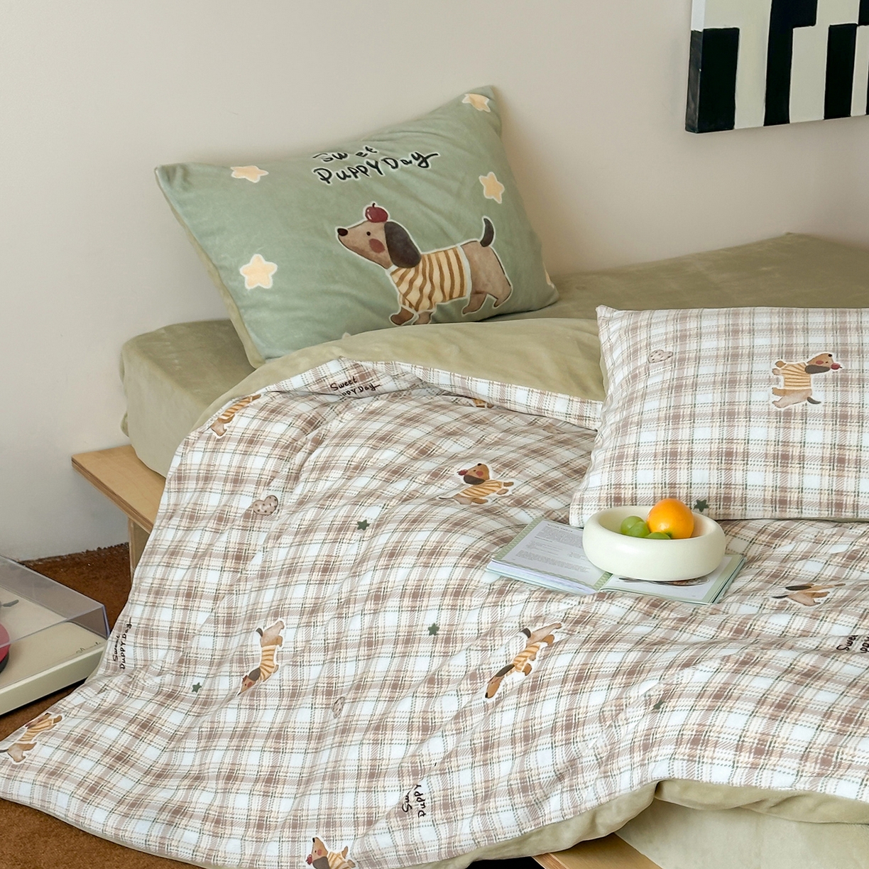 91家纺网 家纺一手货源 找家纺 桃子家居 2025新款A类ins数码印花枕混搭复古时尚卡通加厚牛奶系列四件套 绒-混搭童趣腊肠狗