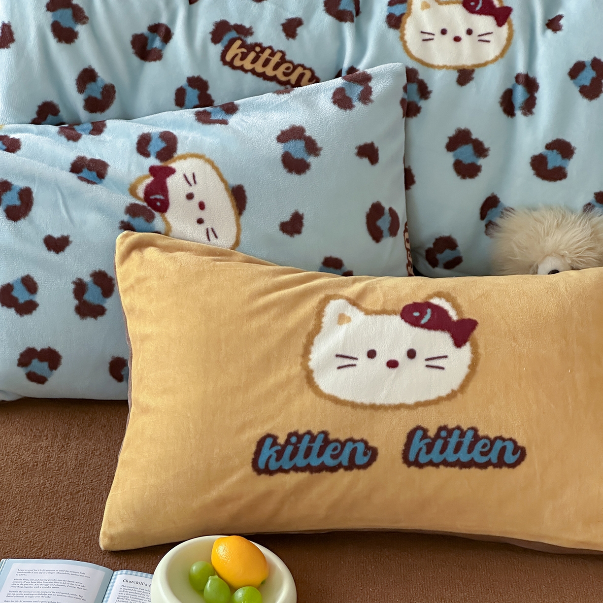 91家纺网 家纺一手货源 找家纺 （总）桃子家居 2025新款A类ins数码印花枕混搭复古时尚卡通加厚牛奶系列四件套