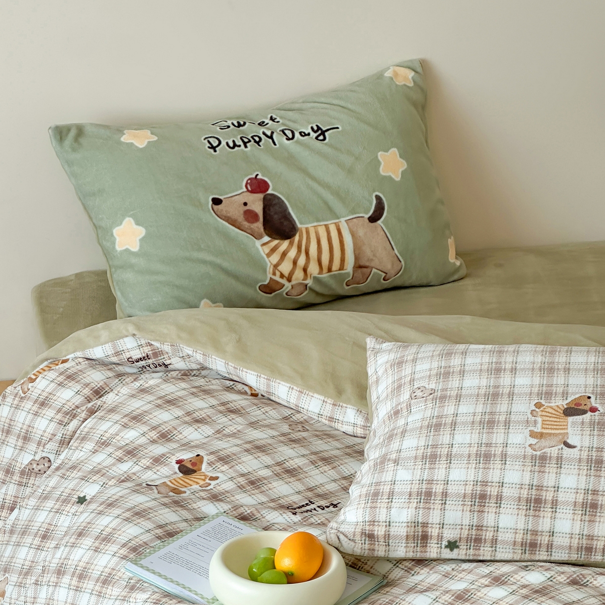 91家纺网 家纺一手货源 找家纺 桃子家居 2025新款A类ins数码印花枕混搭复古时尚卡通加厚牛奶系列四件套 绒-混搭童趣腊肠狗