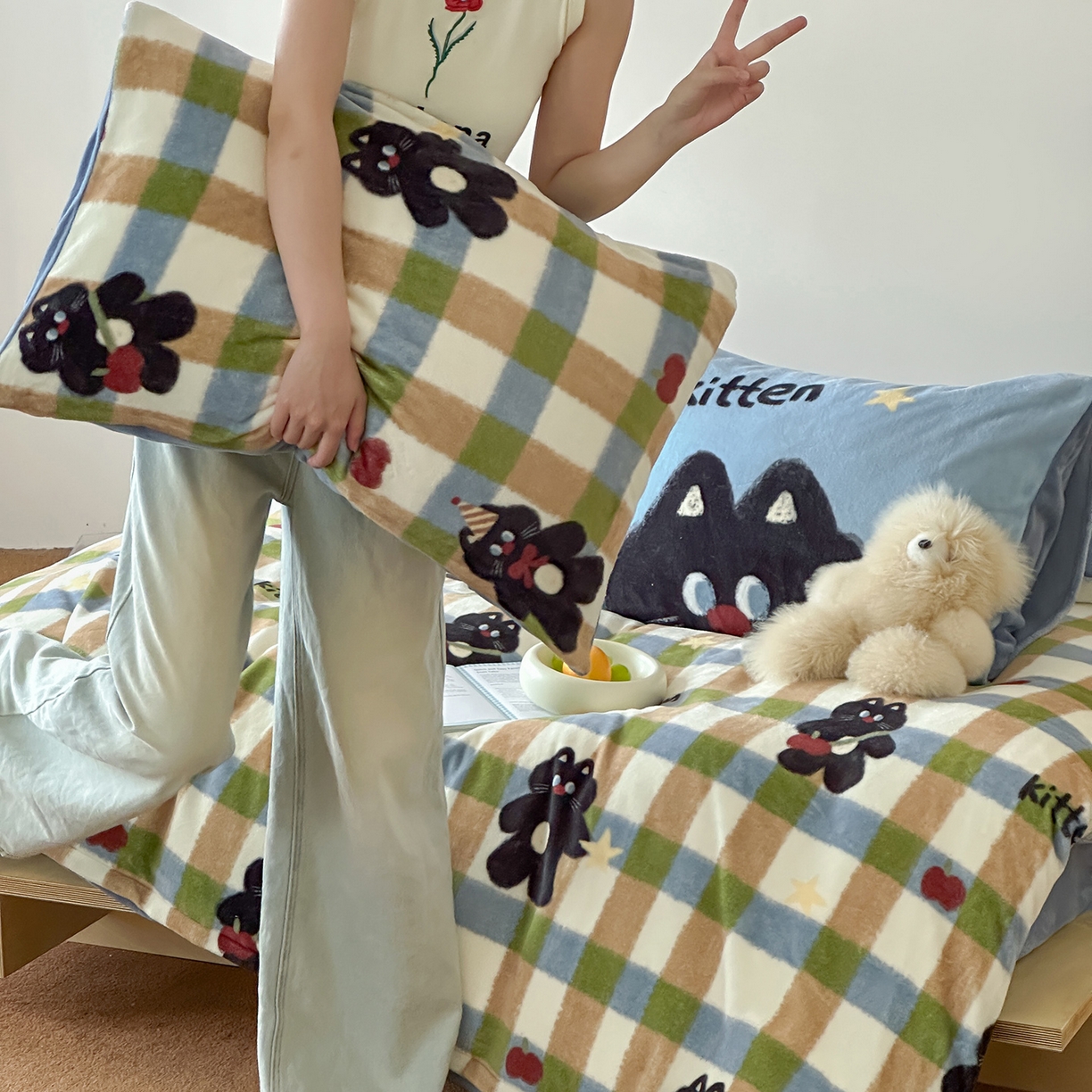 91家纺网 家纺一手货源 找家纺 桃子家居 2025新款A类ins数码印花枕混搭复古时尚卡通加厚牛奶系列四件套 绒-混搭哈曼猫