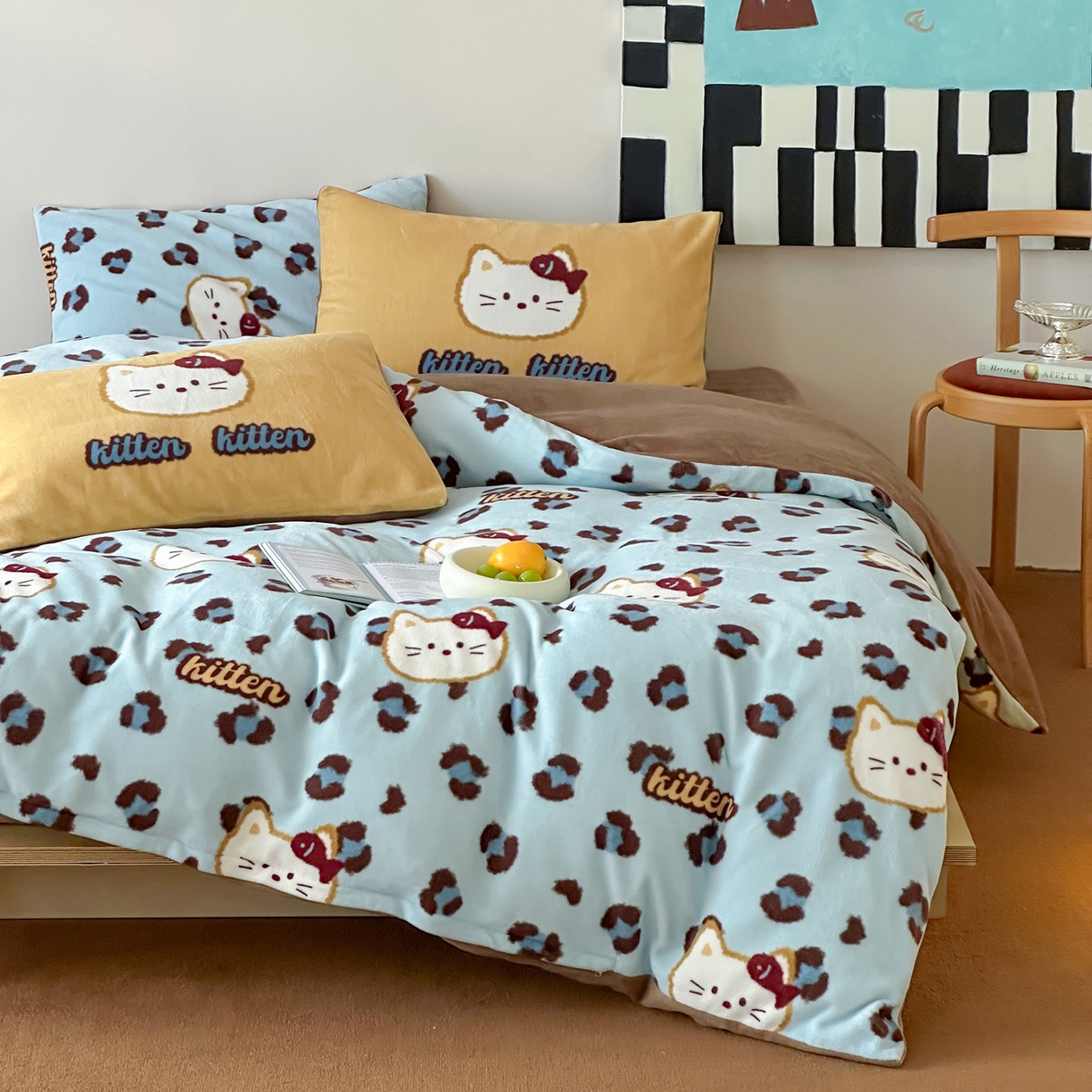 91家纺网 家纺一手货源 找家纺 （总）桃子家居 2025新款A类ins数码印花枕混搭复古时尚卡通加厚牛奶系列四件套