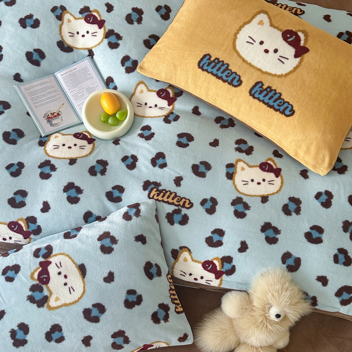 91家纺网 家纺一手货源 找家纺 桃子家居 2025新款A类ins数码印花枕混搭复古时尚卡通加厚牛奶系列四件套 绒-混搭豹纹喵蓝