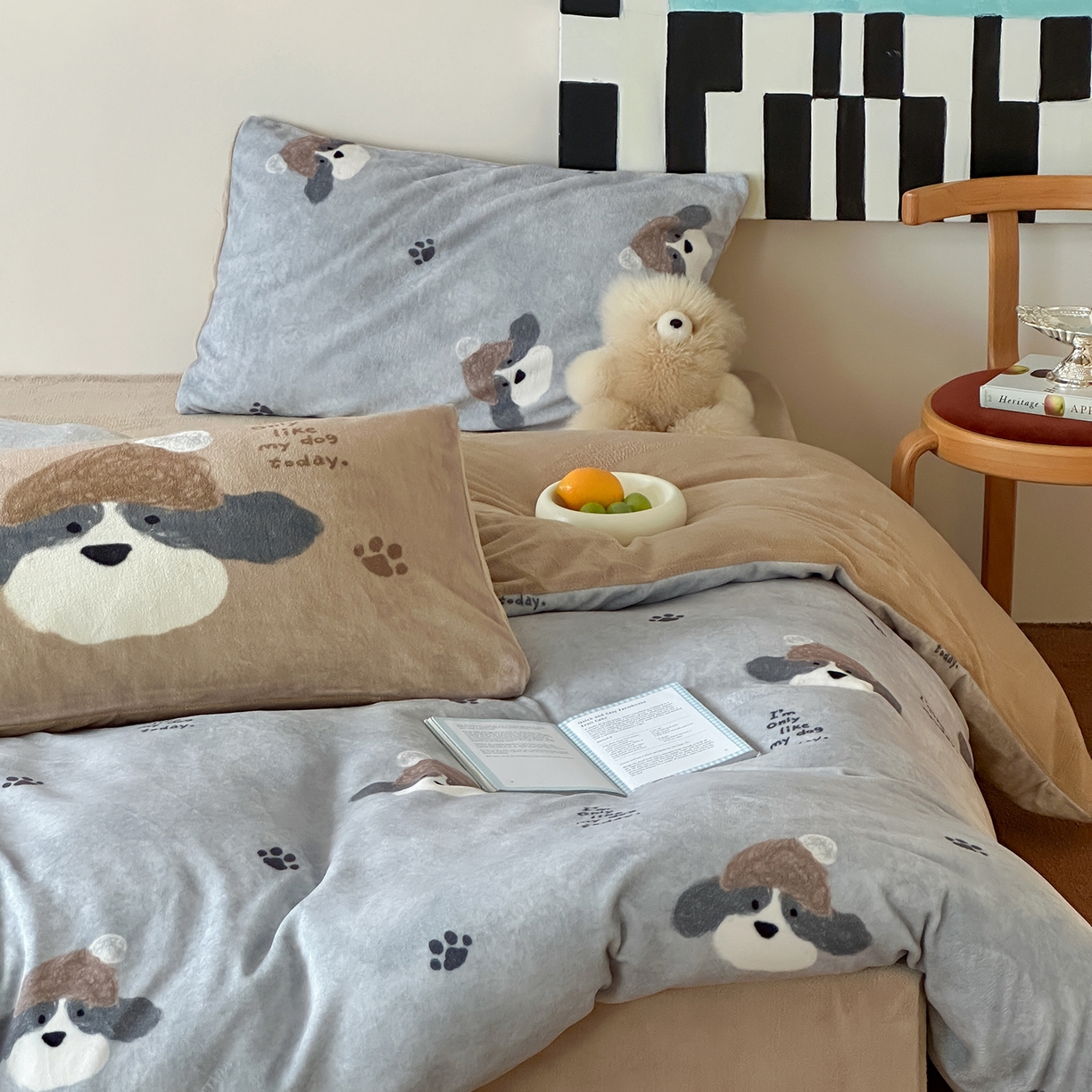 91家纺网 家纺一手货源 找家纺 桃子家居 2025新款A类ins数码印花枕混搭复古时尚卡通加厚牛奶系列四件套 绒-混搭冬日狗